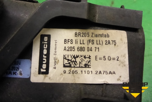 Накладка на торпедо (A2056800471) для Mercedes Benz C-Klass W205 с 2014г