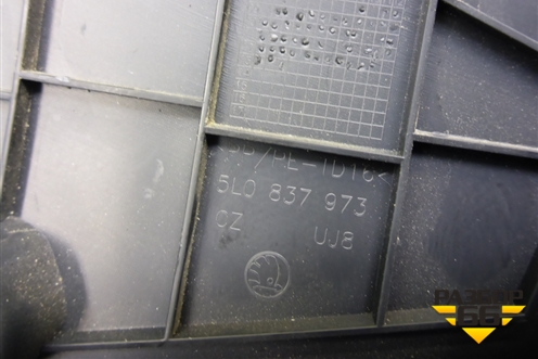 Накладка двери передней левой уголок (5L0837973) для Skoda Yeti с 2009г