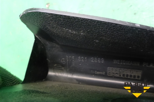 Накладка внутренняя на петлю крышки багажника правая) (A2058212889) для Mercedes Benz C-Klass W205 с 2014г