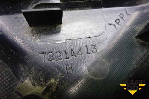 Накладка двери передней левой уголок (7221A413) для Mitsubishi Pajero/Montero с 2007г