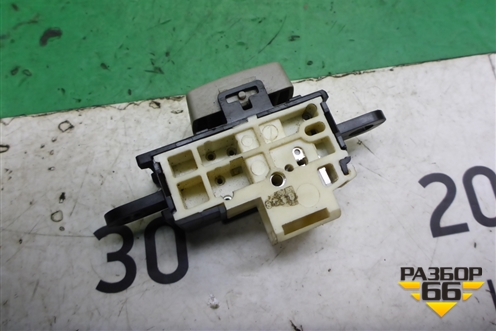 Кнопка люка для Mitsubishi Pajero/Montero с 2007г