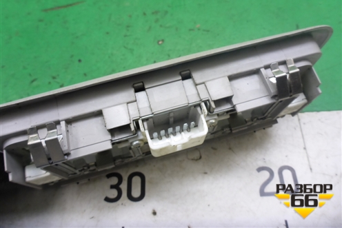 Плафон салонный передний для Mitsubishi Pajero/Montero с 2007г
