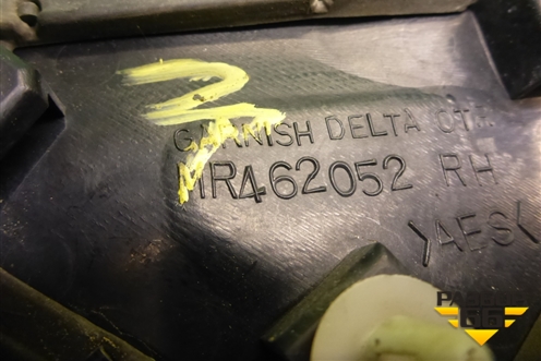 Накладка переднего крыла правого (уголок) (MR462052) для Mitsubishi Lancer-9  с 2003-2008г