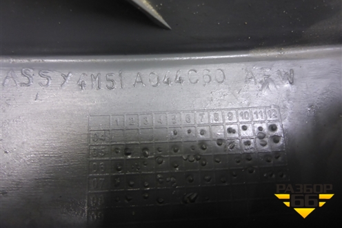 Накладка на торпедо (боковая правая) (4M51A044C60AFW) для Ford Focus 2 с 2008-2011г