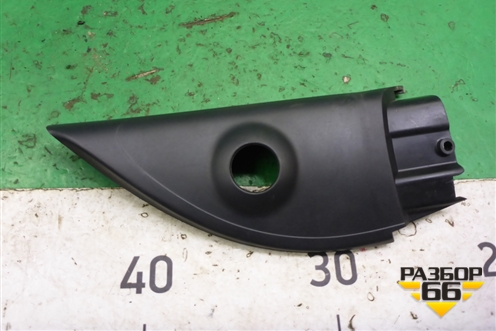 Накладка двери передней правой уголок (6RU837974) для Volkswagen Polo (седан) с 2010г
