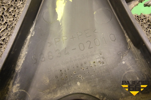Пыльник переднего крыла правого (верхний) (5383402010) для Toyota Corolla (E12) с 2001-2007г