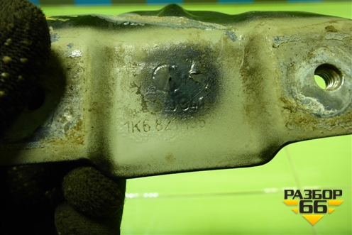 Кронштейн переднего крыла левый (1K6821135) для Volkswagen Golf V с 2003-2009г