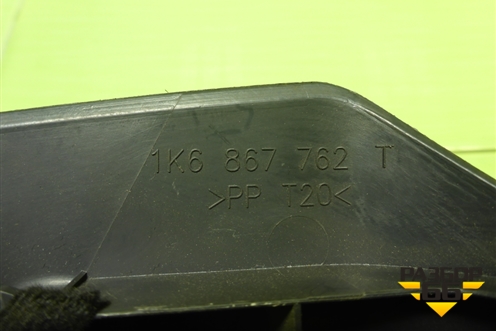 Держатель задней полки правый (1K6867162T) для Volkswagen Golf V с 2003-2009г