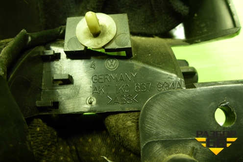 Накладка двери передней правой уголок (1K0837994A) для Volkswagen Golf V с 2003-2009г