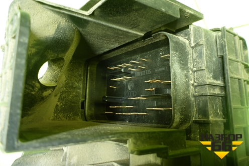 Блок предохранителей подкапотный (1K0937125) для Volkswagen Golf V с 2003-2009г