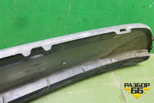 Решетка в передний бампер центральная (8M5117B968A) для Ford Focus 2 с 2008-2011г