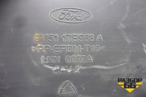 Решетка в передний бампер центральная (8M5117B968A) для Ford Focus 2 с 2008-2011г