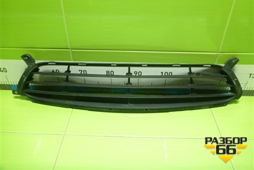 Решетка в передний бампер центральная (865611R000) для Hyundai Solaris с 2010-2016г
