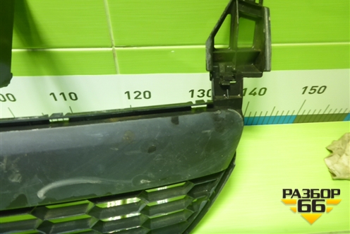 Решетка в передний бампер центральная (D651501T1) для Mazda Mazda 2 (DE) с 2007г