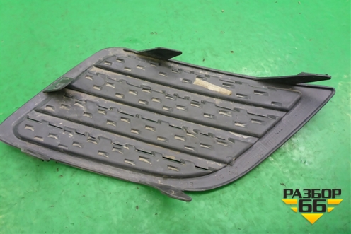 Решетка в передний бампер правая для Ford Fiesta с 2001-2008г