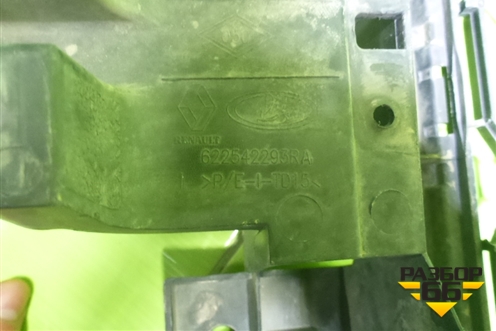 Решетка в передний бампер центральная (622542293R) для Renault Sandero с 2013-2022г