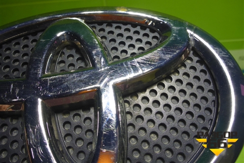 Эмблема передняя (7531242081) для Toyota Rav-4 с 2012-2019г