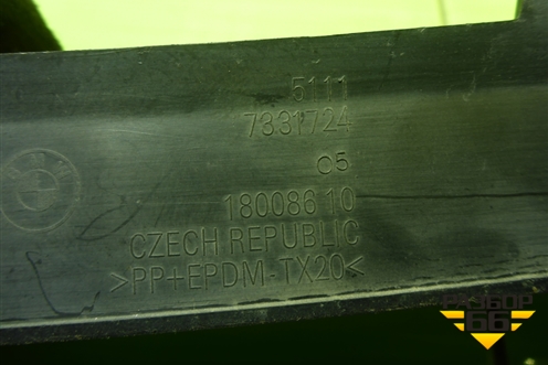 Решетка в передний бампер центральная (51117331724) для BMW 5-серия F10/F11 с 2009-2016г