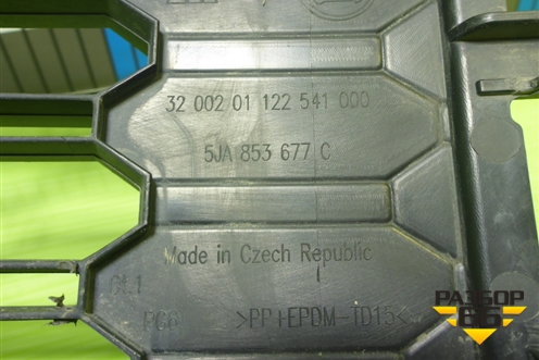 Решетка в передний бампер центральная (5JA853677C) для Skoda Rapid с 2013г