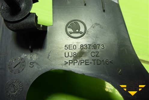 Накладка двери передней левой уголок (5E0837973) для Skoda Octavia (A7) с 2013г