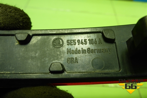 Отражатель в задний бампер правый (5E5945106A) для Skoda Octavia (A7) с 2013г