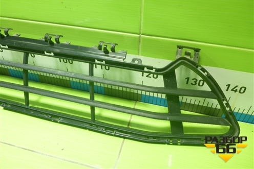 Решетка в передний бампер центральная (51117954220) для BMW X1 F48 с 2014г