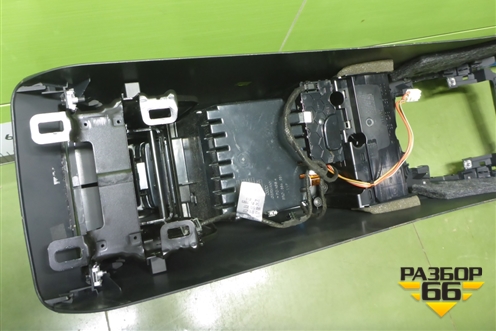Подлокотник (подстаканник с обогревом/охлаждением) (8R0864981) для Audi Q5 c 2008-2017г