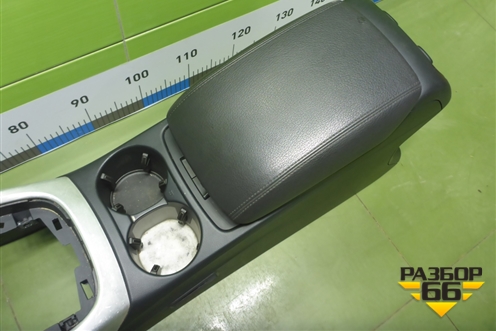 Подлокотник (подстаканник с обогревом/охлаждением) (8R0864981) для Audi Q5 c 2008-2017г