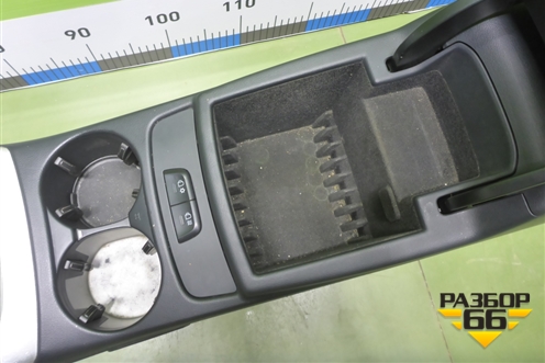 Подлокотник (подстаканник с обогревом/охлаждением) (8R0864981) для Audi Q5 c 2008-2017г