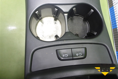 Подлокотник (подстаканник с обогревом/охлаждением) (8R0864981) для Audi Q5 c 2008-2017г