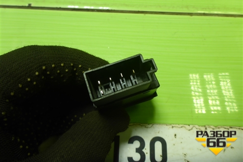 Кнопка люка (812W255036103) для Sitrak  C7H