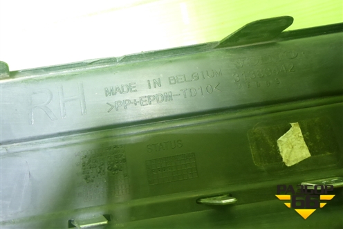 Заглушка в передний бампер правая (31383442) для Volvo XC90 с 2015г (ХС90)