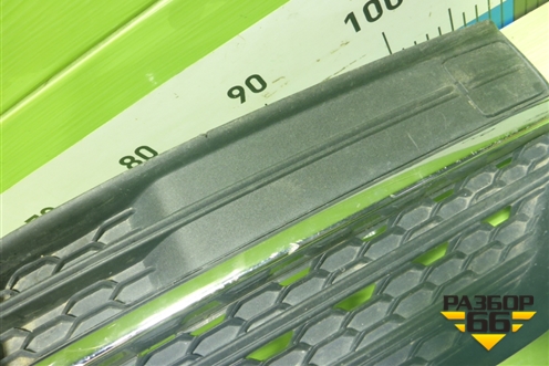 Заглушка в передний бампер правая (31383442) для Volvo XC90 с 2015г (ХС90)