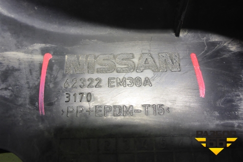 Накладка декоративная на переднюю панель (62322EM30A) для Nissan Tiida (C11X) с 2004-2013г