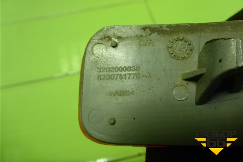 Отражатель в задний бампер правый (8200751778) для Renault Logan с 2004-2015г