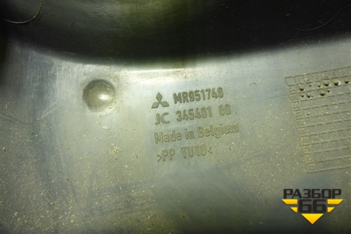 Накладка на торпедо (центральная) (MR951748) для Mitsubishi Colt с 2004г