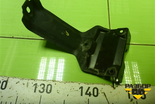Кронштейн передней панели центральный (MN105688) для Mitsubishi Colt с 2004г