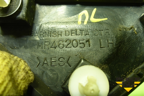 Накладка переднего крыла левого (уголок) (MR462051) для Mitsubishi Lancer-9  с 2003-2008г