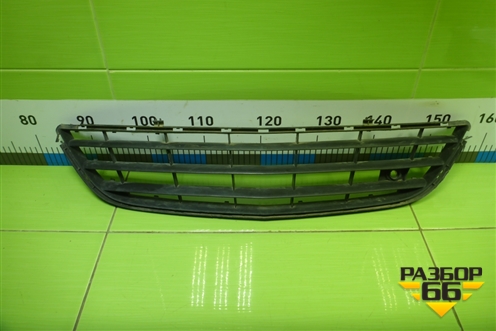 Решетка в передний бампер центральная (13179942) для Opel Corsa D с 2006-2014г (Корса Д)