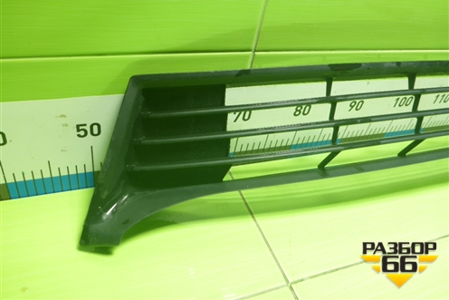 Решетка в передний бампер центральная (до 2016г) (5311202470) для Toyota Corolla (E18) с 2012-2019г (Королла 180)