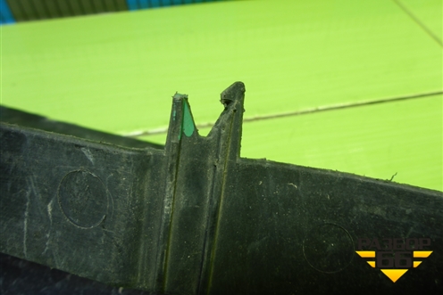 Дефлектор радиатора правый (8200158143) для Renault Megane 2 с 2002-2009г (Меган)