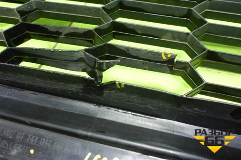 Решетка в передний бампер центральная (585853677E) для Skoda Kodiaq с 2017г (Кодиак)