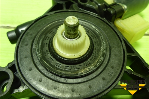 Моторчик стеклоподъёмника передний левый (5Q0959801B) для Skoda Octavia (A7) с 2013г (Октавия)