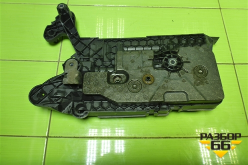 Площадка под аккумулятор (5Q0915321J) для Skoda Octavia (A7) с 2013г (Октавия)