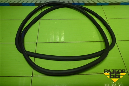 Уплотнитель двери задней правой (7L0867367F) для Volkswagen Touareg c 2002-2010г (Туарег)