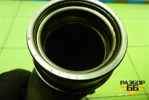 Патрубок интеркулера резиновый для Volkswagen Touareg c 2002-2010г (Туарег)