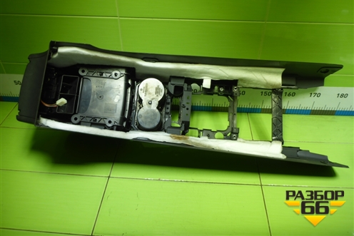 Подлокотник (7L6863762) для Volkswagen Touareg c 2002-2010г (Туарег)