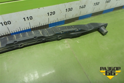 Кронштейн заднего бампера центральный (7L6807863B) для Volkswagen Touareg c 2002-2010г (Туарег)