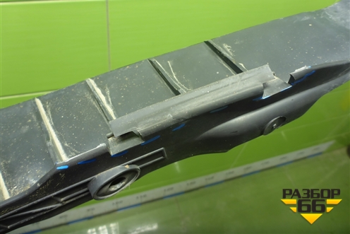 Кронштейн заднего бампера центральный (7L6807863B) для Volkswagen Touareg c 2002-2010г (Туарег)