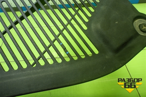 Решетка стеклоочистителей левая (7L6819730D) для Volkswagen Touareg c 2002-2010г (Туарег)